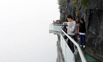 Những cây cầu kính treo lơ lửng trên không trung