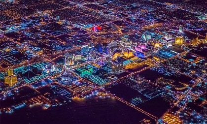 Ngắm “thành phố không ngủ” Las Vegas từ độ cao 2600 mét