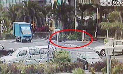 Kinh hoàng: Hành khách rơi lả tả tại sân bay Quảng Đông