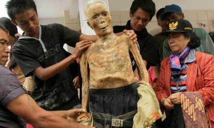 Bộ lạc đưa người chết đi quanh làng như zombie  