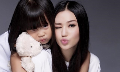 Khánh My đẹp tinh khôi bên mẫu nhí