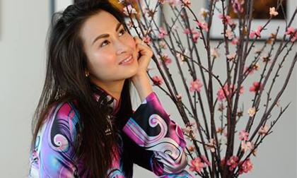 Vợ cũ Lam Trường khoe vẻ đẹp e ấp như thiếu nữ bên hoa