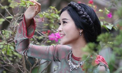 Á hậu Huyền My dịu dàng du xuân trong tà áo dài truyền thống