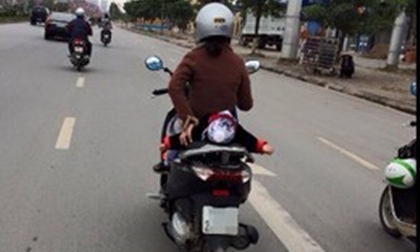 Bức ảnh chở trẻ em trên xe máy gây sốc vì quá nguy hiểm