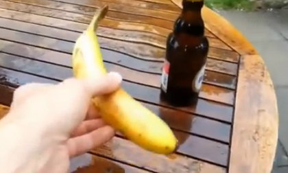 Clip vui: Cách mở bia bằng chuối bá đạo