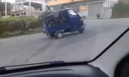 Video: Cười ngất ngây xem 'siêu xe' vượt dốc