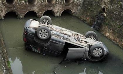 Audi Q7 lật ngửa dưới mương nước hôi thối