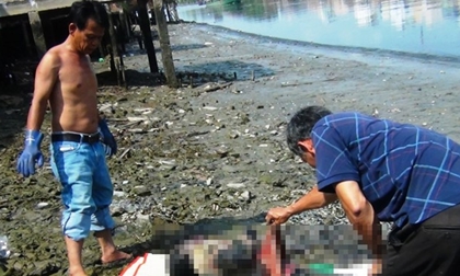 Thi thể thanh niên có nhiều vết máu trôi trên kênh