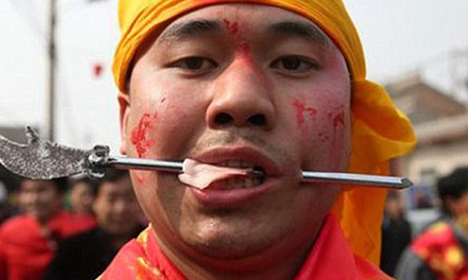 Dùng thanh kim loại đâm xuyên má trong lễ hội đặc biệt ở Trung Quốc