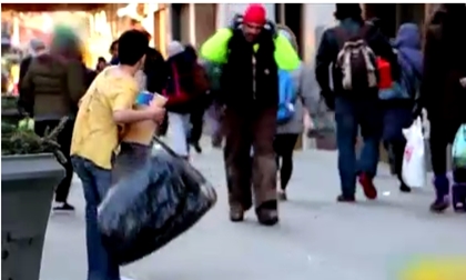 Rơi lệ nhìn cậu bé chui túi nilon tránh rét