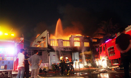 Cháy dữ dội tại công ty sản xuất giày thể thao