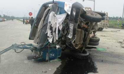 Ôtô tải tông trực diện xe đầu kéo, 3 người nguy kịch 