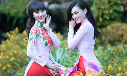 Cao Thùy Linh khoe sắc với áo dài giữa vườn xuân