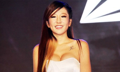 Hotgirl gợi cảm chỉ chơi game có thu nhập 'khủng' 57 tỷ/năm