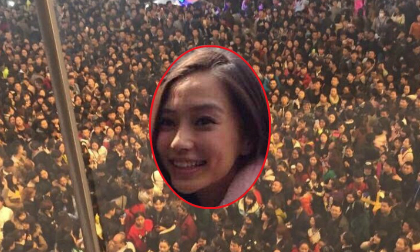 Angela Baby bị fans vây chật cứng khiến chương trình phải trì hoãn