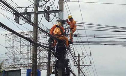 Nhân viên viễn thông bị điện giật treo lơ lửng 30 phút