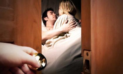 Ly hôn vì chồng 'ham của lạ'