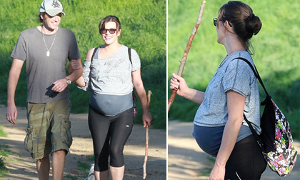 Siêu mẫu Milla Jovovich bụng bầu 8 tháng vẫn đi leo núi