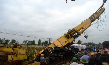 Cẩu trục khổng lồ đổ nghiêng khi sắp thông đường sắt