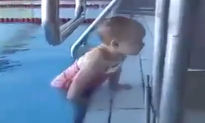 Bé 2 tuổi gây sốt với màn bơi lội như 'rái cá'