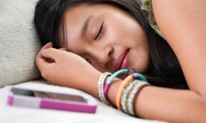 Cảnh báo nguy hại khi để điện thoại dưới gối khi ngủ