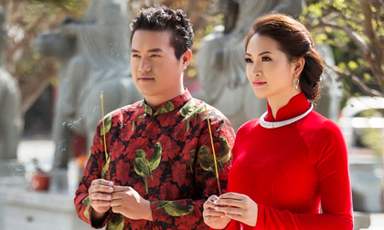 Bầu Minh Chánh và bà xã đẹp như Hoa hậu trong trang phục truyền thống