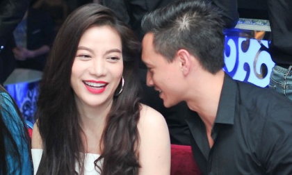 Kim Lý cười thả ga cùng Trương Ngọc Ánh ra mắt một coffee lounge