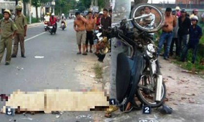 Xe máy tông vào cột điện, 3 thiếu niên tử vong ở Sài Gòn