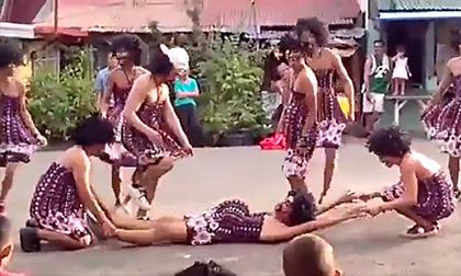 Siêu hài hước với vũ điệu của những... 'ông bầu'