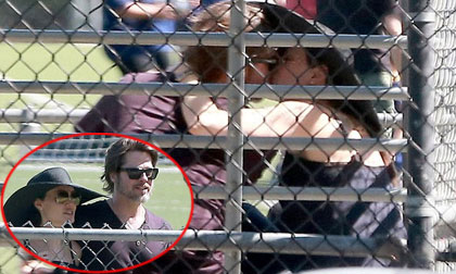 Brad Pitt hôn Angelina Jolie thắm thiết, dập tin đồn ly hôn