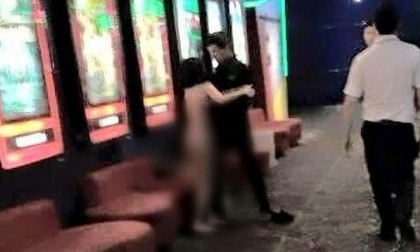 Lột đồ níu kéo tình yêu: 'Mất trắng cả sự tôn trọng'