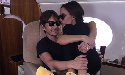 Victoria Beckham vô tư ngồi 'hôn gió' trên đùi trai lạ