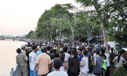 “Cần thủ” thả lại cá xuống kênh khi phát hiện xác người