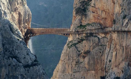 Cầu treo nguy hiểm nhất thế giới mở cửa đón khách trở lại