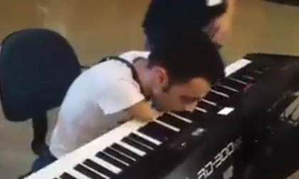 Chàng trai cụt 2 tay chơi đàn piano bằng cằm cực đỉnh