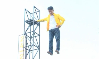 Nam thanh niên 'bay' lơ lửng trên không trung
