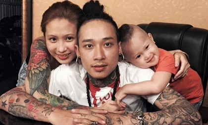 Ông bố xăm trổ 9X bị mẹ phàn nàn vì xăm hình cho vợ