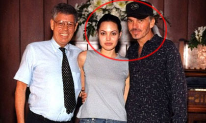 Angelina Jolie giản dị trong ảnh cưới với chồng cũ