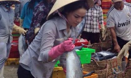 'Bắt gặp' Nhật Kim Anh bán cá ở chợ