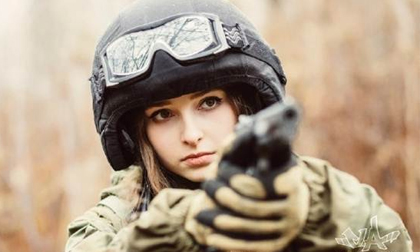 9x Nga đẹp mê hoặc trong trang phục lính