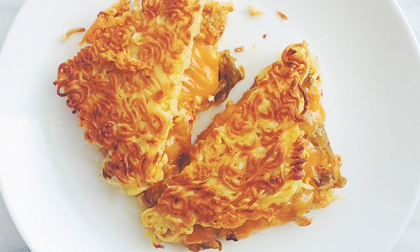 Thèm chảy nước miếng vì mì tôm chiên phô mai