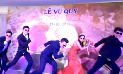 Cô dâu chú rể 'quậy' tưng bừng với vũ điệu cồng chiêng
