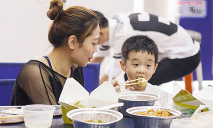 6 lỗi phổ biến của mẹ khi cho con ăn sáng