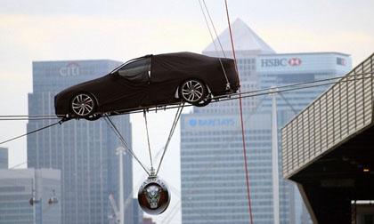 'Thót tim' với màn biểu diễn ô tô đi trên dây