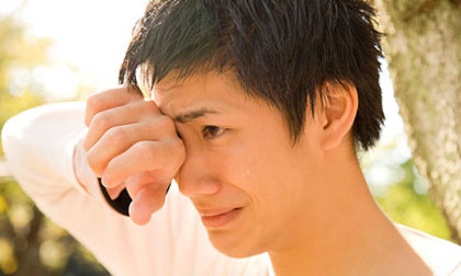 Vợ chê chồng 'hay khóc như đàn bà'