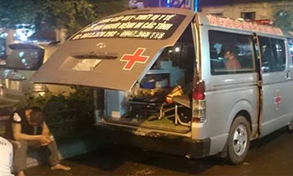 HN: Xe chở thi thể bị 'chặn' không cho ra khỏi viện