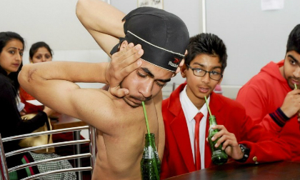 Kinh ngạc chàng trai uốn dẻo có thể xoay đầu 180 độ