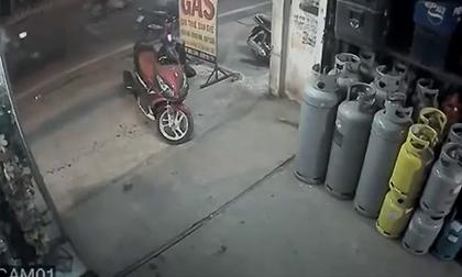 Thanh niên manh động trộm xe Air Blade ngay trước mặt chủ