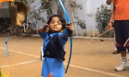 Thần đồng 2 tuổi lập siêu kỷ lục bắn cung