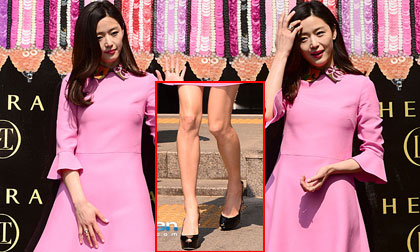 Jun Ji Hyun lộ đôi chân gầy tong teo khi diện váy ngắn